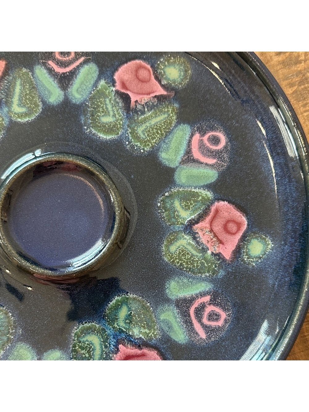 Susan deMay Signed ‘Floral’ Blue, Pink & Green 2-Piece Ceramic Chip & Dip Set - Picture 14 of 16